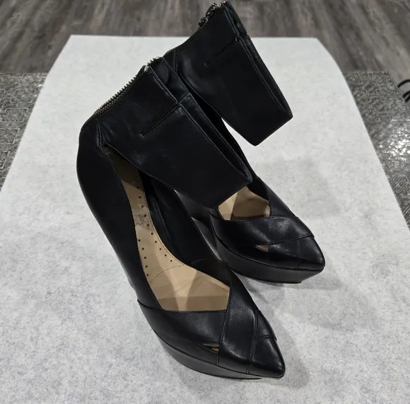 🐢 BCBG MaxAzria Nayoko Black Leather 6&quot; Wedge 39.5 EU Size 8.5 US.