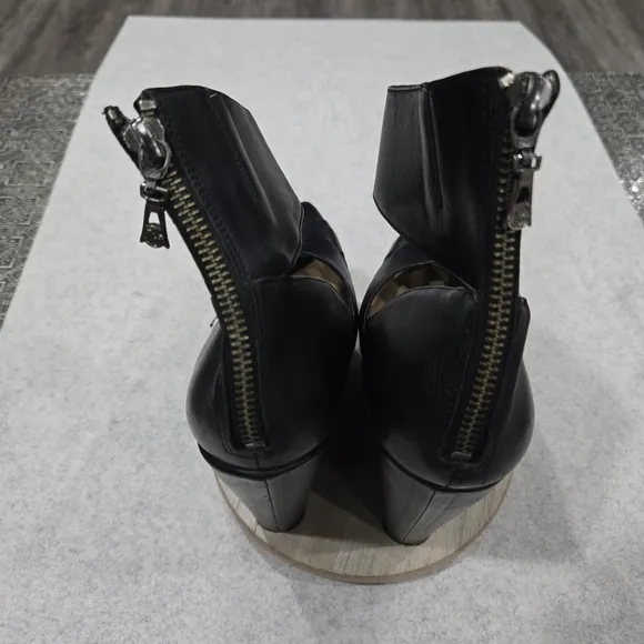 🐢 BCBG MaxAzria Nayoko Black Leather 6&quot; Wedge 39.5 EU Size 8.5 US.