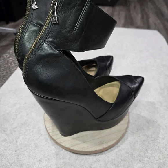 🐢 BCBG MaxAzria Nayoko Black Leather 6&quot; Wedge 39.5 EU Size 8.5 US.