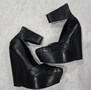 🐢 BCBG MaxAzria Nayoko Black Leather 6&quot; Wedge 39.5 EU Size 8.5 US.