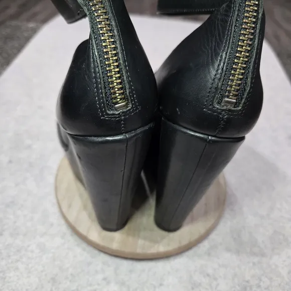 🐢 BCBG MaxAzria Nayoko Black Leather 6&quot; Wedge 39.5 EU Size 8.5 US.