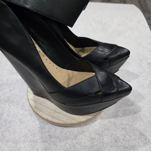 🐢 BCBG MaxAzria Nayoko Black Leather 6&quot; Wedge 39.5 EU Size 8.5 US.