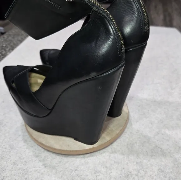 🐢 BCBG MaxAzria Nayoko Black Leather 6&quot; Wedge 39.5 EU Size 8.5 US.