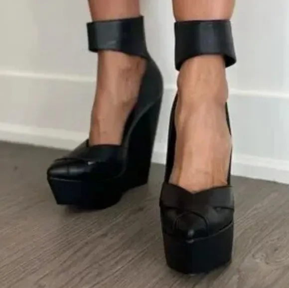 🐢 BCBG MaxAzria Nayoko Black Leather 6&quot; Wedge 39.5 EU Size 8.5 US.