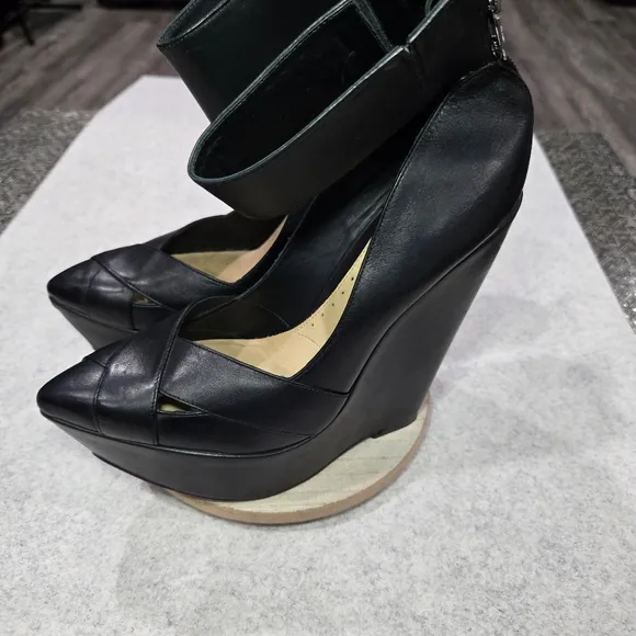 🐢 BCBG MaxAzria Nayoko Black Leather 6&quot; Wedge 39.5 EU Size 8.5 US.