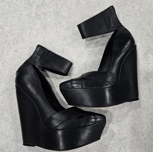 🐢 BCBG MaxAzria Nayoko Black Leather 6&quot; Wedge 39.5 EU Size 8.5 US.