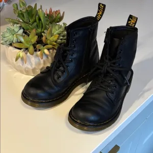 ❤️- Dr. Martens Black Leather Boots