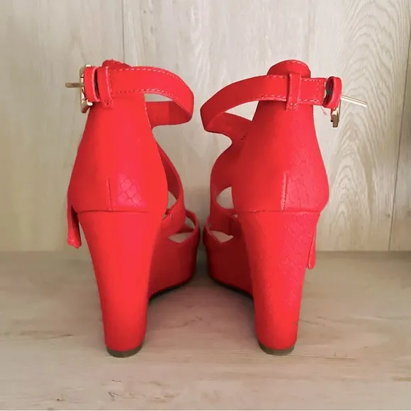 🩷 Red Bar III Wedge Heels Size 7M