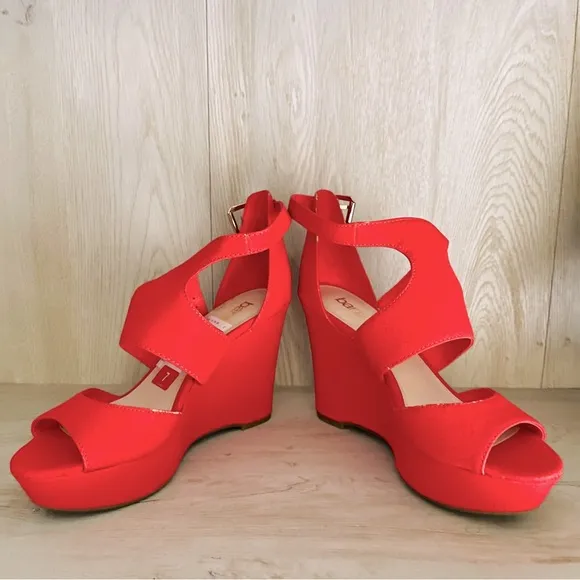 🩷 Red Bar III Wedge Heels Size 7M