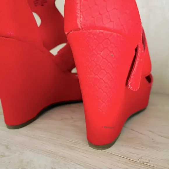 🩷 Red Bar III Wedge Heels Size 7M