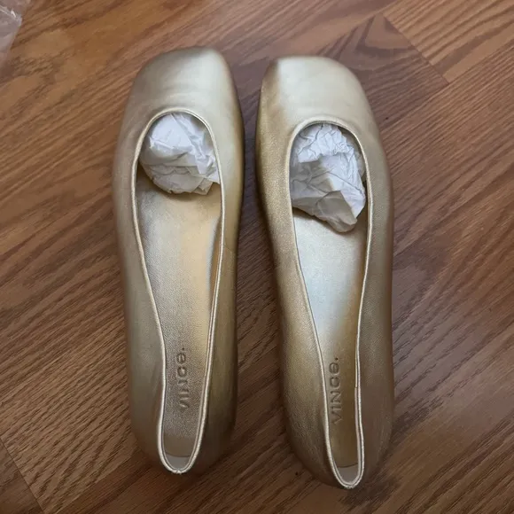 🆕 Vince Leah Champagne Flats size 9