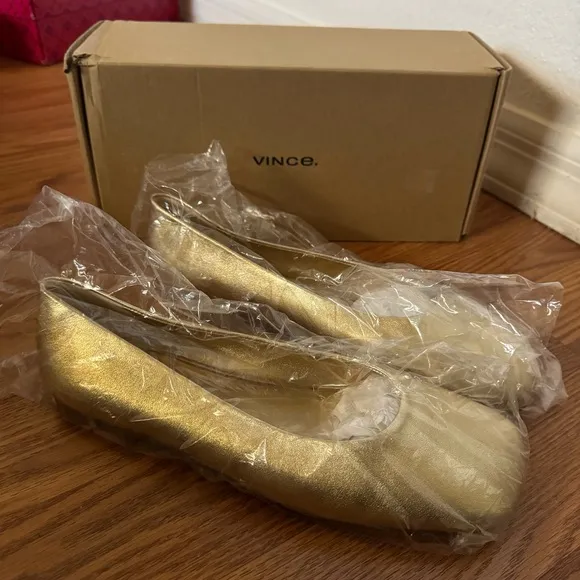 🆕 Vince Leah Champagne Flats size 9