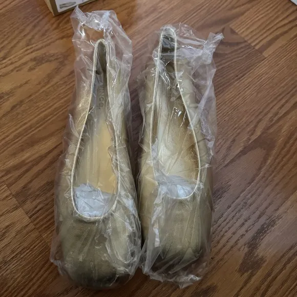🆕 Vince Leah Champagne Flats size 9