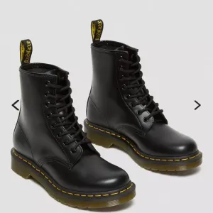 1460 WOMEN'S SMOOTH LEATHER LACE UP BOOTS Woman’s Size 6