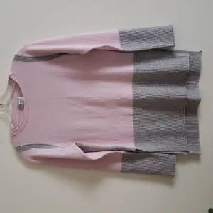 3very Cashmere 2 tone boat neck sweater with side slits. Women's size S/M