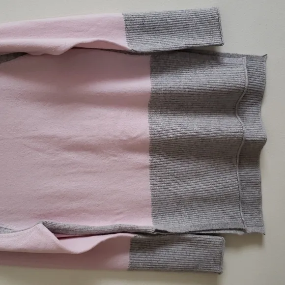 3very Cashmere 2 tone boat neck sweater with side slits. Women's size S/M