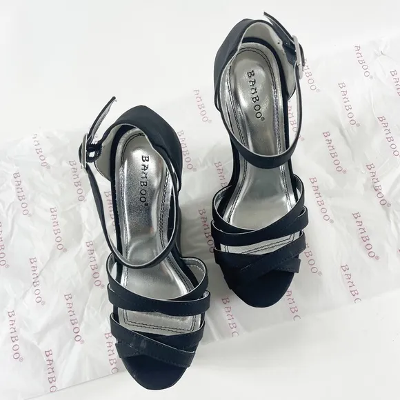 #427 NIB NWT BAMBOO Skyline Black Gray Beige Platform Wedges Buckle Closure