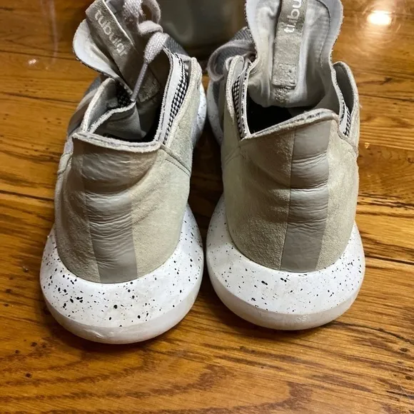 Adidas Tubular Gray/Beige Two Tone Shoes PYV702001 Size 7 1 /2 Pre-Owner.