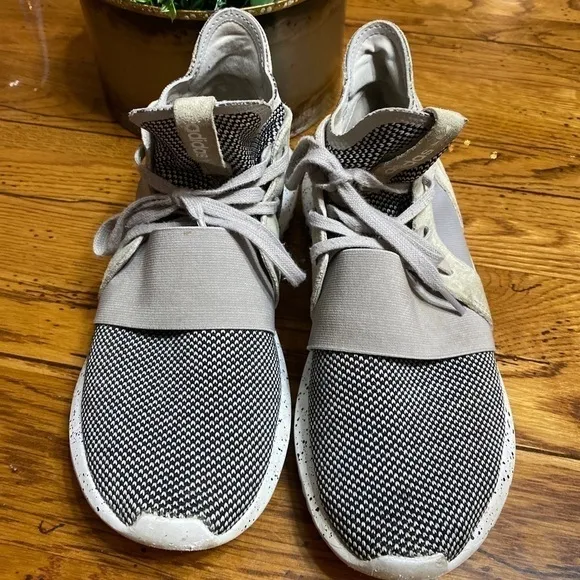 Adidas Tubular Gray/Beige Two Tone Shoes PYV702001 Size 7 1 /2 Pre-Owner.
