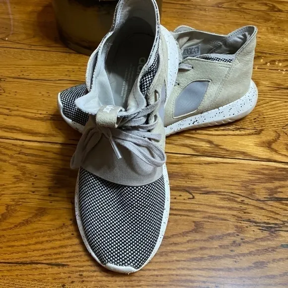 Adidas Tubular Gray/Beige Two Tone Shoes PYV702001 Size 7 1 /2 Pre-Owner.