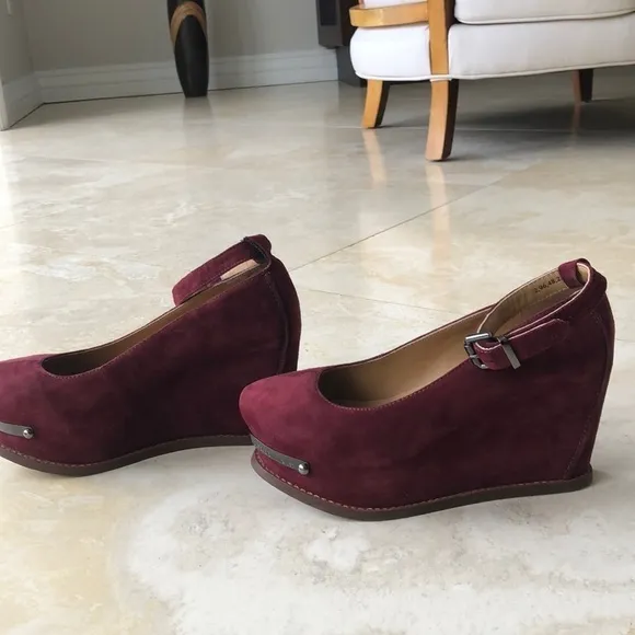 Adolfo Dominguez - Maroon Suede Wedges - Size 39/8