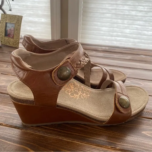 Aetrex NIB Naya Cognac Braided Quarter Strap Orthotic Leather Wedges Sz 10.5-11