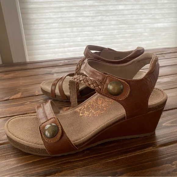 Aetrex NIB Naya Cognac Braided Quarter Strap Orthotic Leather Wedges Sz 10.5-11