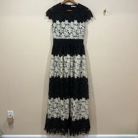 Alice   Olivia Noel Crewneck Short-Sleeve Black And White Lace Gown Size 6
