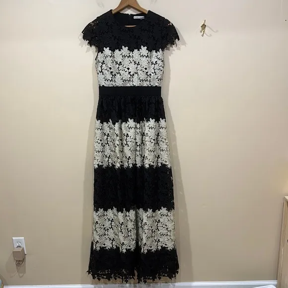 Alice   Olivia Noel Crewneck Short-Sleeve Black And White Lace Gown Size 6