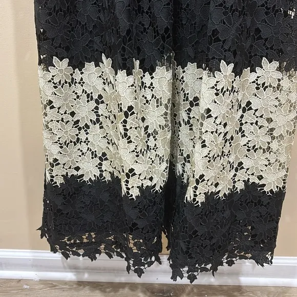 Alice   Olivia Noel Crewneck Short-Sleeve Black And White Lace Gown Size 6