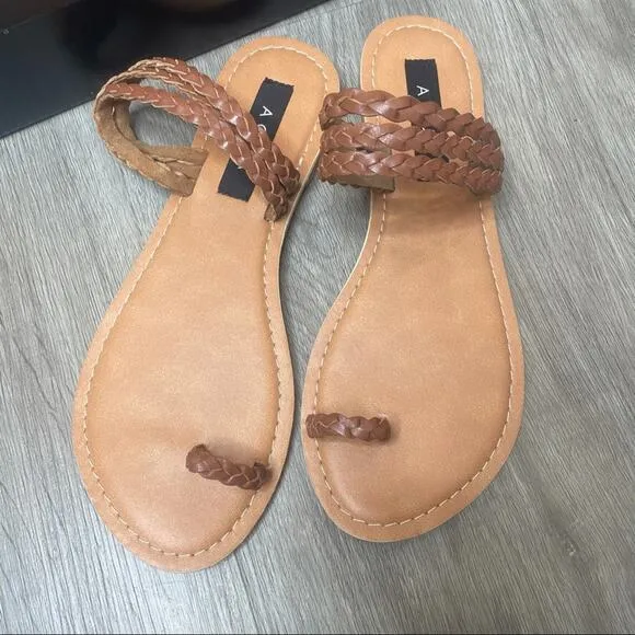 AQUA Women's Brown/Tan Leather Toe Ring Braided Straps Flat Slay Sandals sz 8