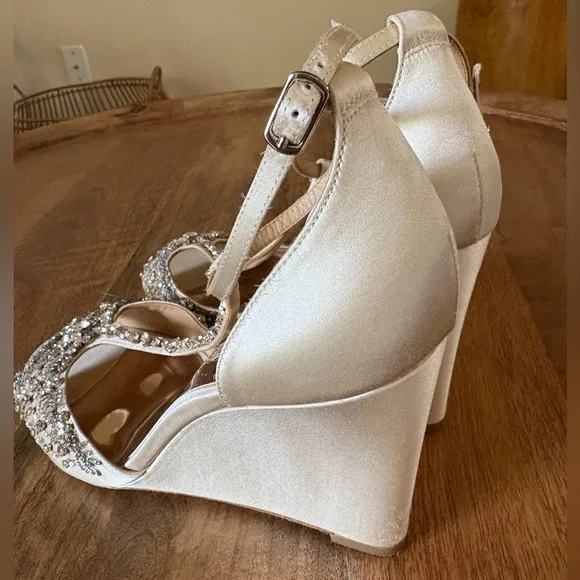 Badgley Mischa &quot;Sarah&quot; Satan Wedge size 9