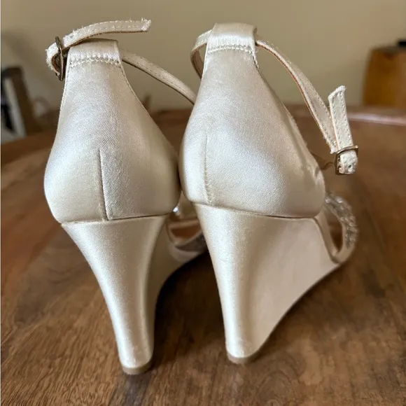 Badgley Mischa &quot;Sarah&quot; Satan Wedge size 9