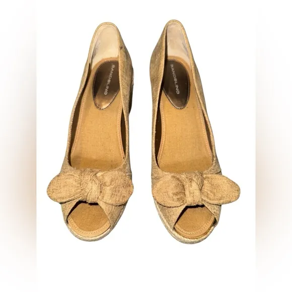 Bandolino Tan Wedge Shoes with Bow Detail