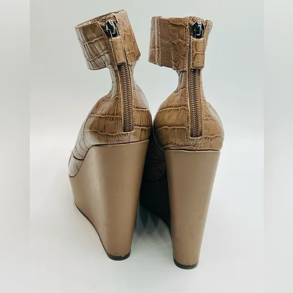 BCBG MAXAZRIA Arcade Wedge Sandals Platform Leather Croc Mushroom US7 EU37