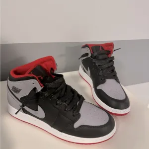 Big Kids Air Jordan 1 Mid 👟