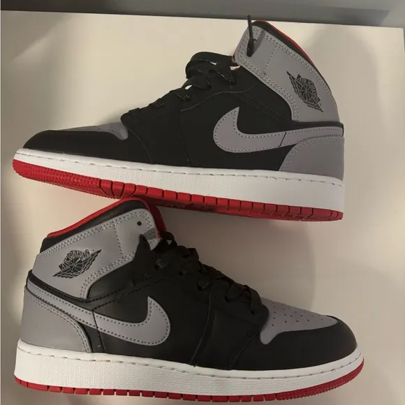 Big Kids Air Jordan 1 Mid 👟