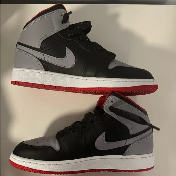 Big Kids Air Jordan 1 Mid 👟
