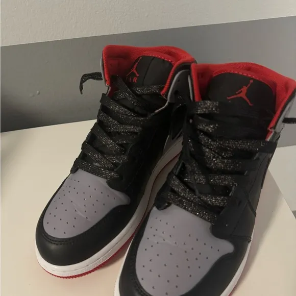 Big Kids Air Jordan 1 Mid 👟
