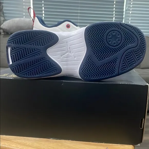 BIG KIDS' JORDAN MAX AURA 6 BASKETBALL SHOES