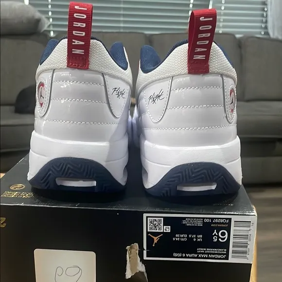 BIG KIDS' JORDAN MAX AURA 6 BASKETBALL SHOES