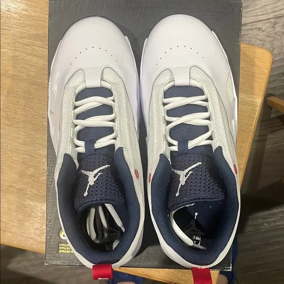 BIG KIDS' JORDAN MAX AURA 6 BASKETBALL SHOES