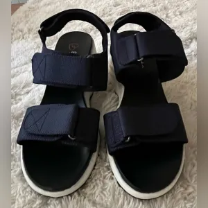 BLONDO Waterproof Martha Chunky Platform Sandals Women’s size 10