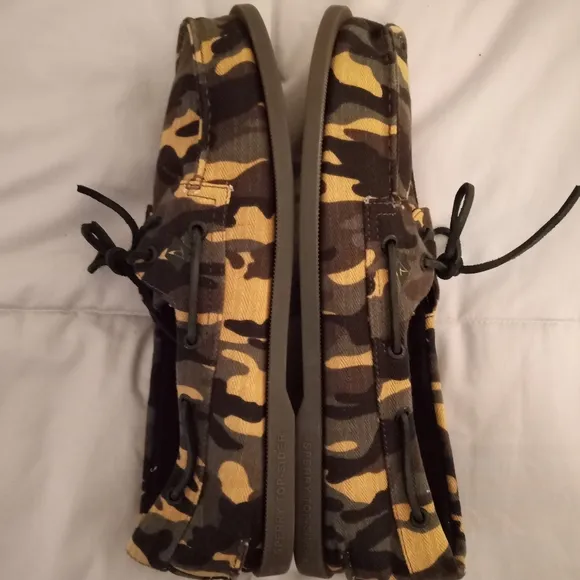 BNWOT Sperry two eye Authentic Original woodland camo boat shoes