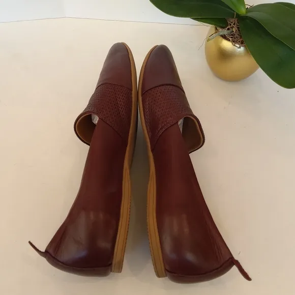 Bueno  Katy leather flats
