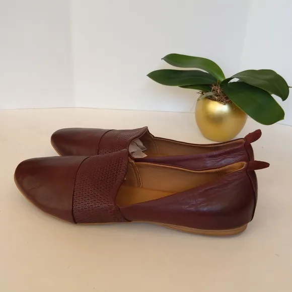 Bueno  Katy leather flats