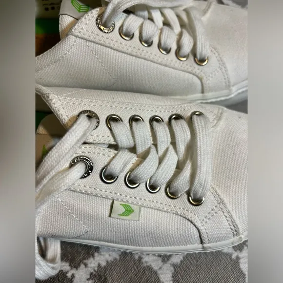 Cariuma sneakersMens 8- excellent condition, worn once