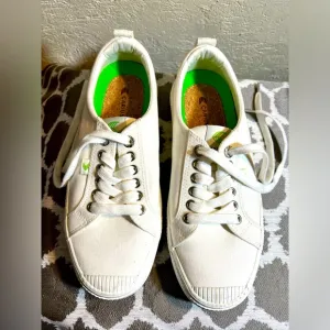Cariuma sneakersMens 8- excellent condition, worn once