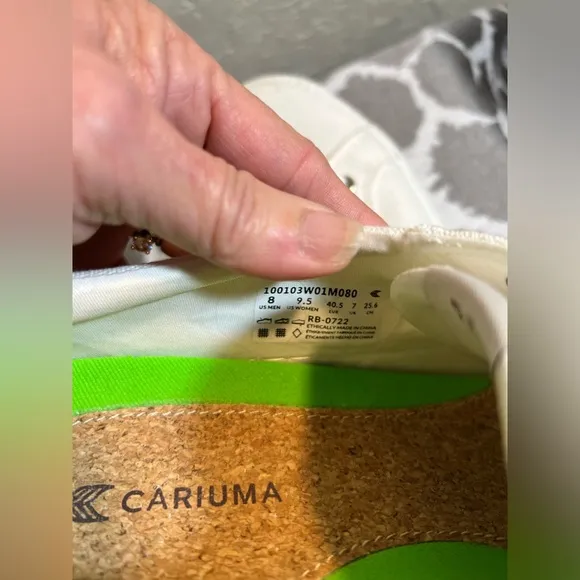 Cariuma sneakersMens 8- excellent condition, worn once