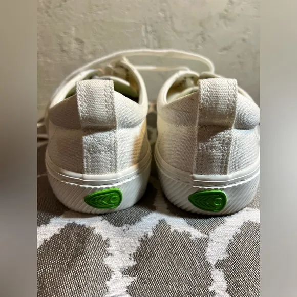 Cariuma sneakersMens 8- excellent condition, worn once